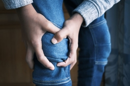 Schulter- und Knieschmerzen beim Sport ab 40: Ursachen und Prävention