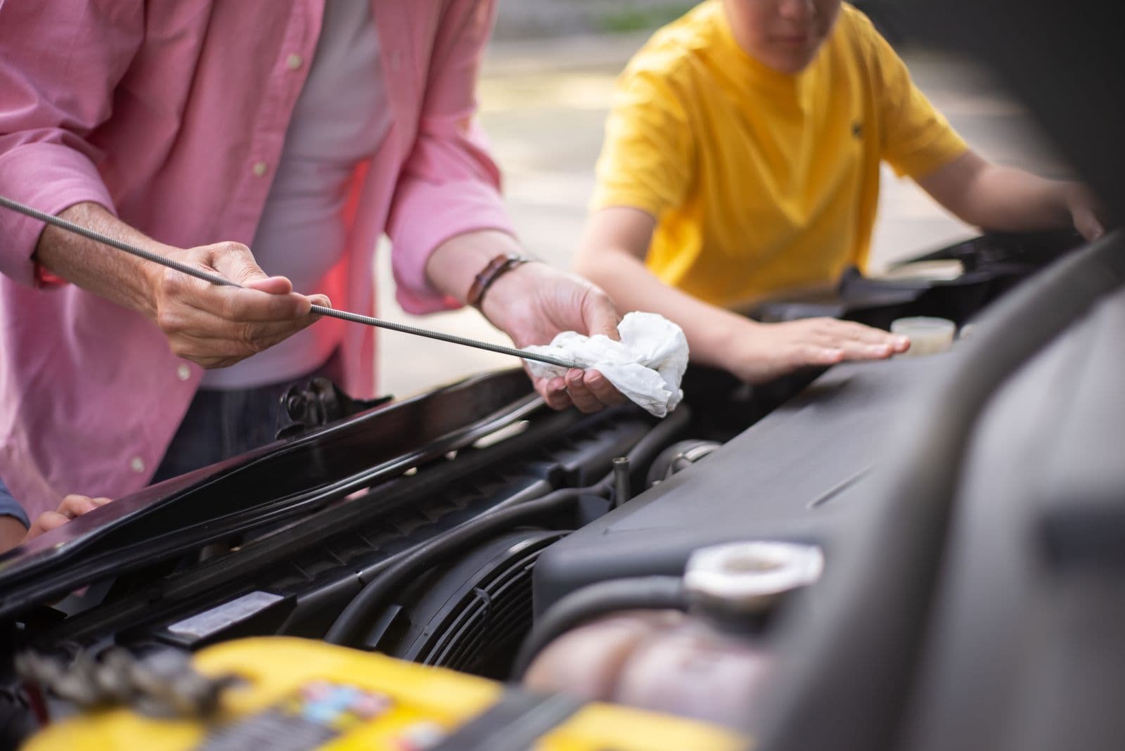 Auto selbst warten: Die Checks, die jeder Mann können sollte