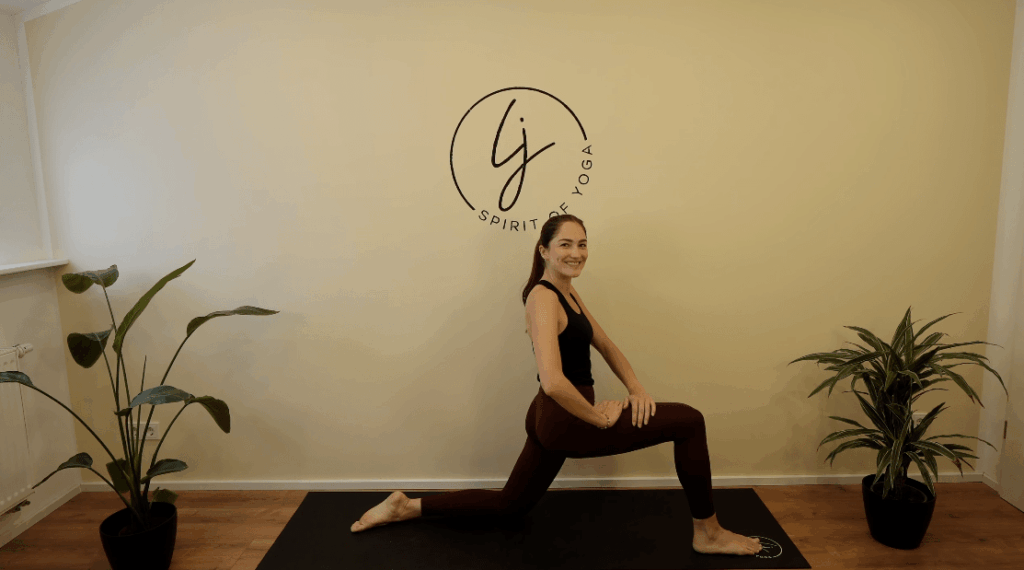 Tiefer Ausfallschritt zur Dehnung des Hüftbeugers auf einer Yogamatte