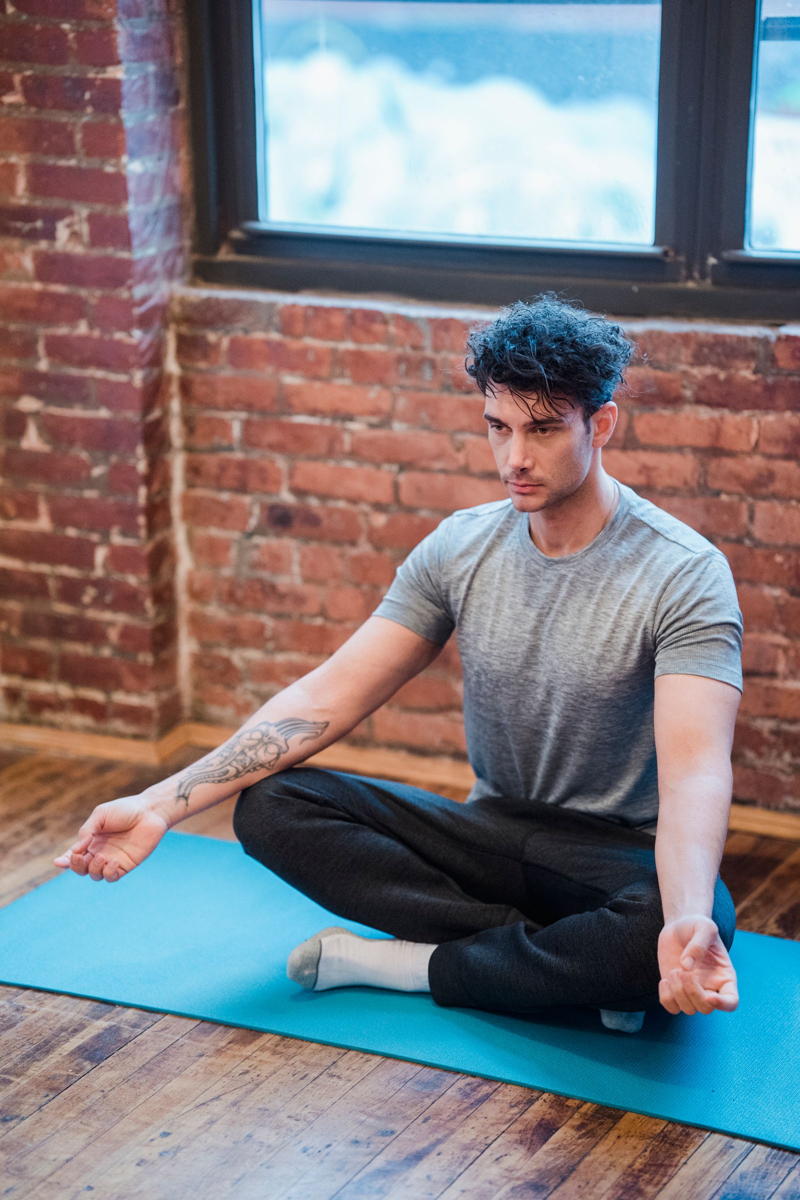 Mann übt die Schulterbrücke auf der Yogamatte