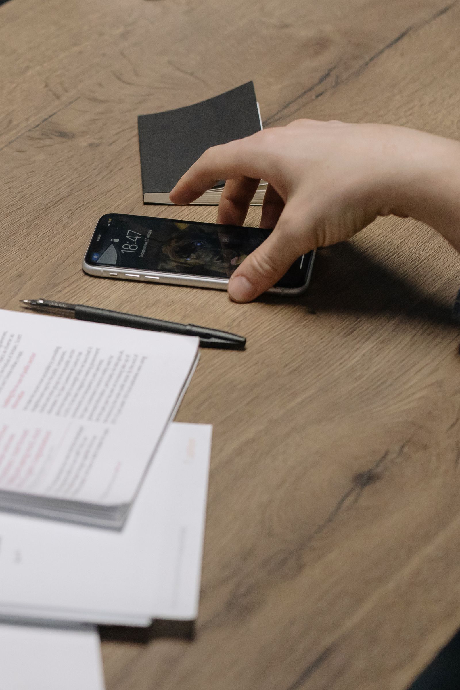 Smartphone liegt auf dem Tisch statt in der Hand