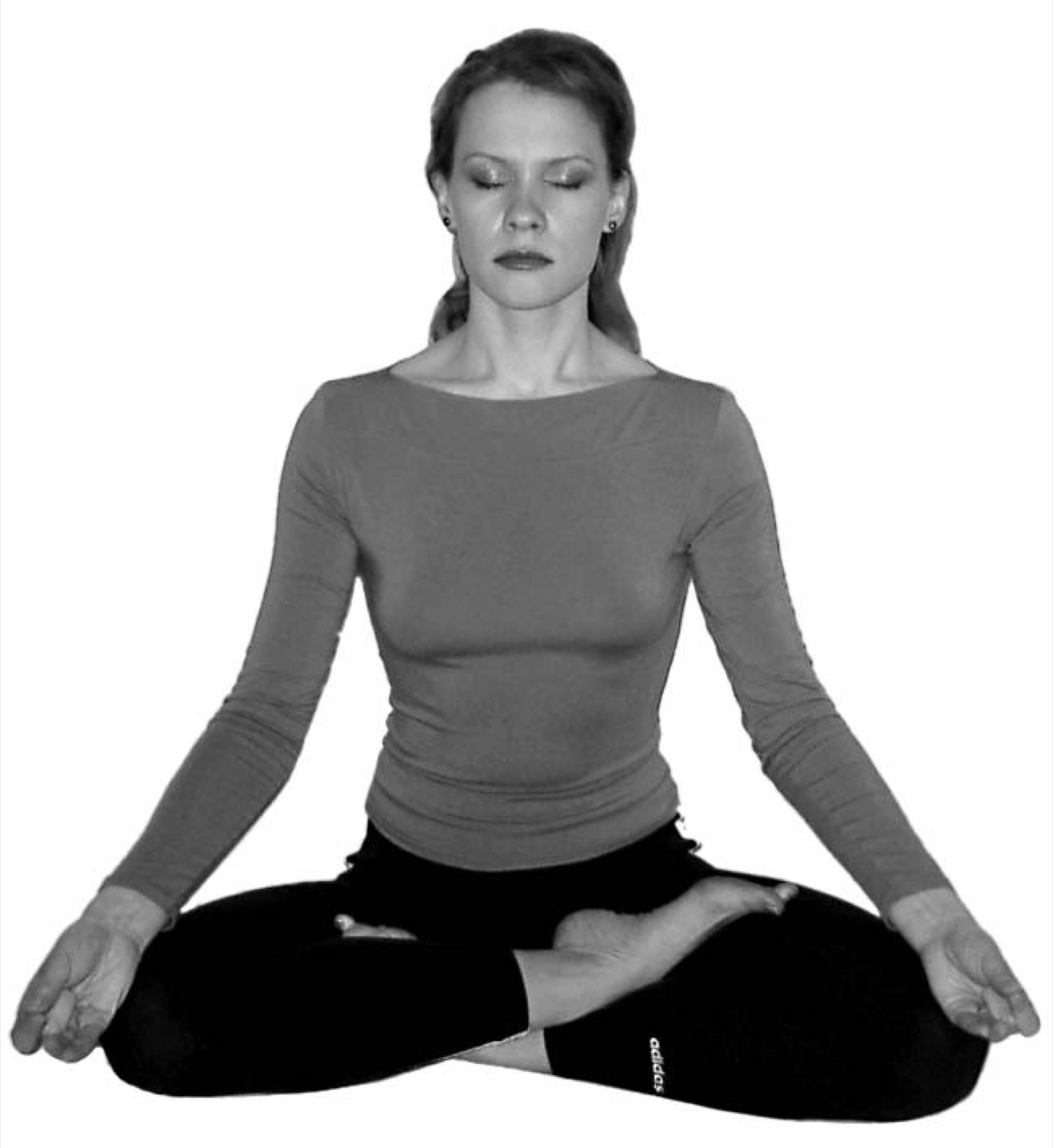 Mann im Lotussitz während einer ruhigen Hatha-Yoga-Praxis