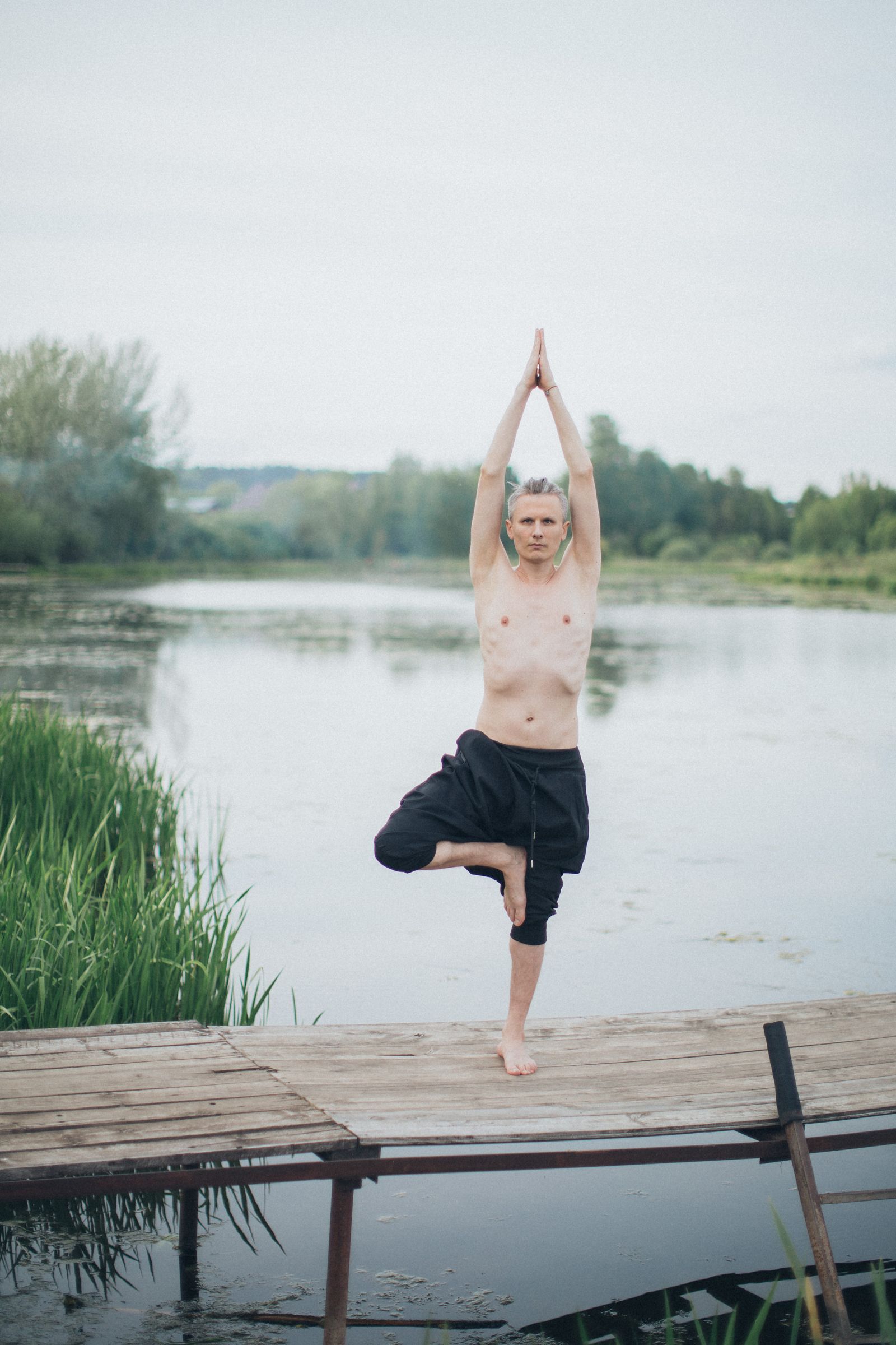 Nahaufnahme einer ruhigen, aufrechten Meditations- und Atemhaltung