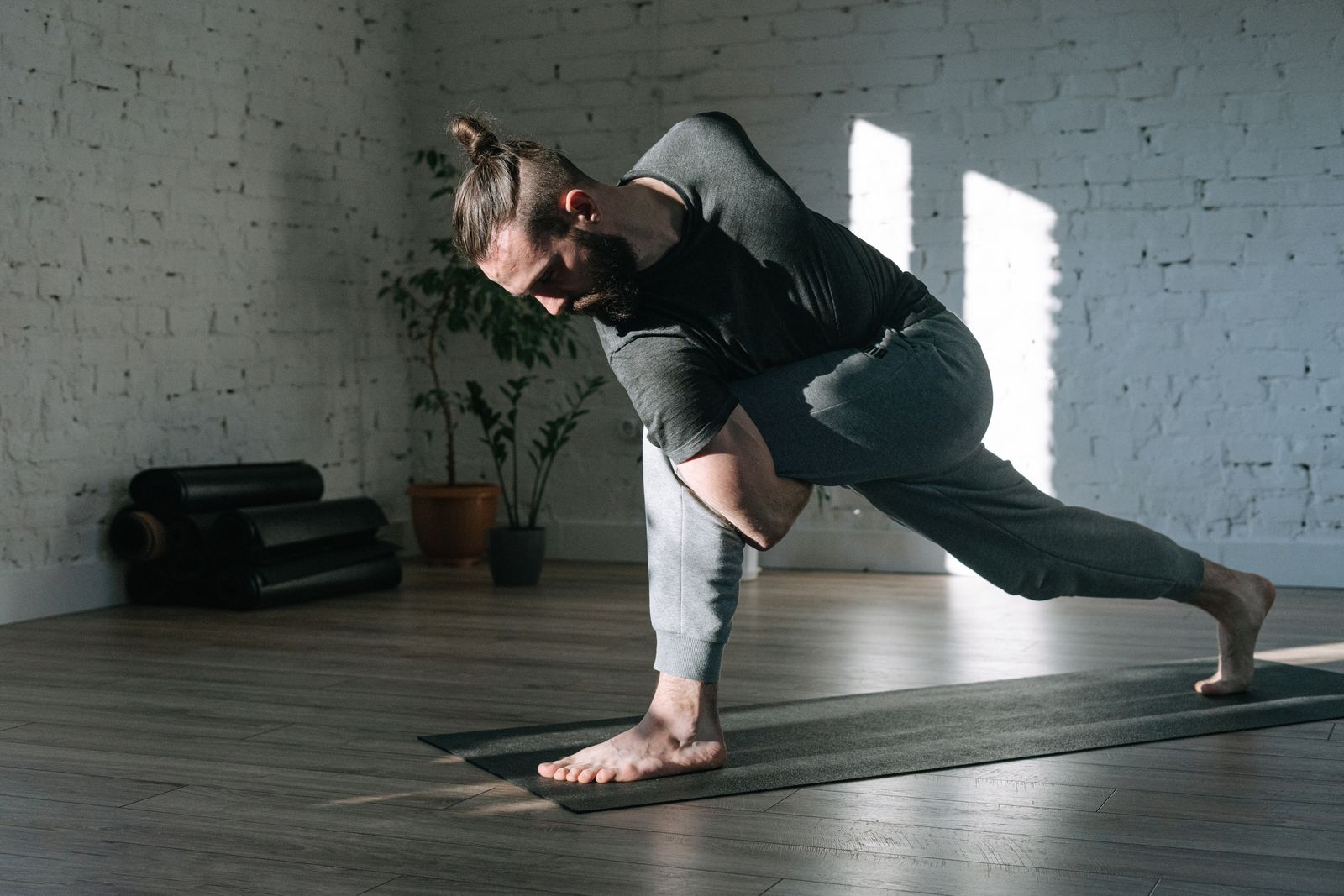 Mehrere Personen üben fließende Yoga-Sequenzen im Studio