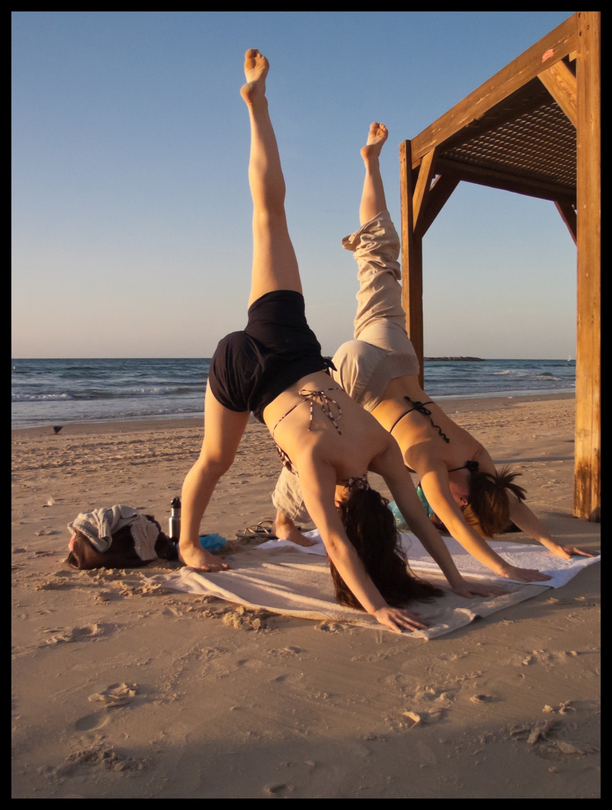 Mann übt auf einer Yogamatte - mehr braucht es zum Start nicht