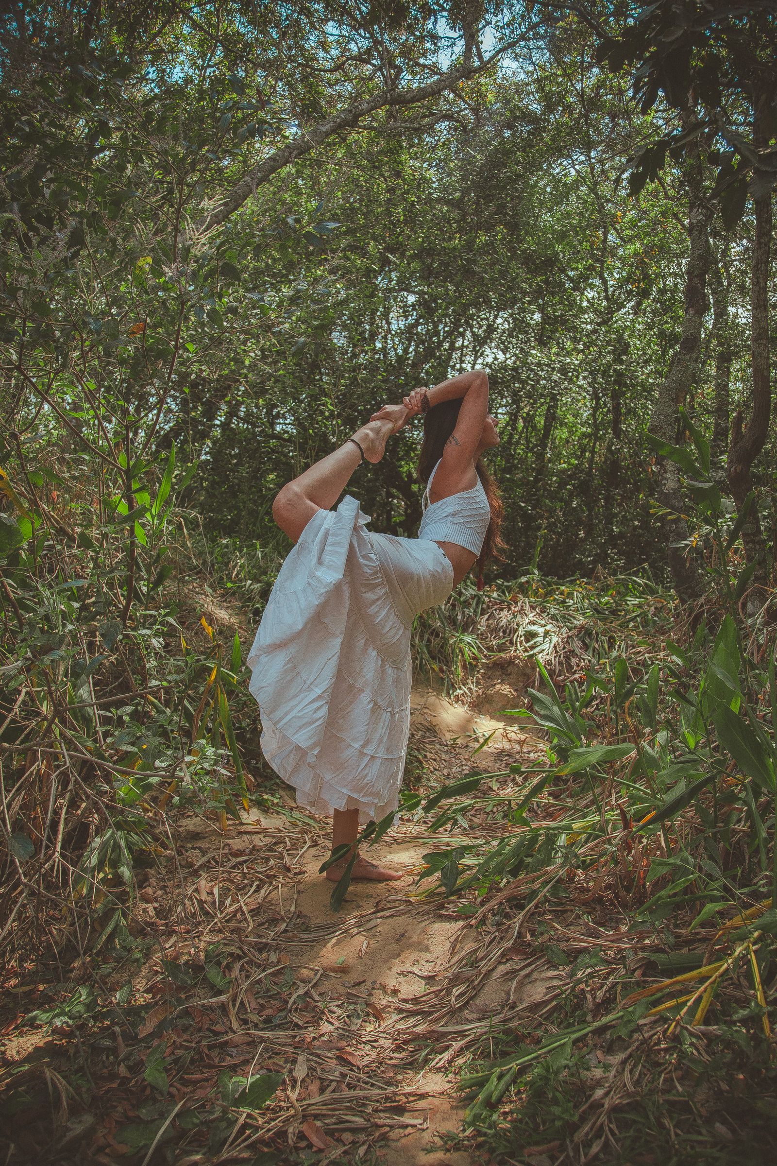 Mann übt ruhig und konzentriert auf der Yogamatte