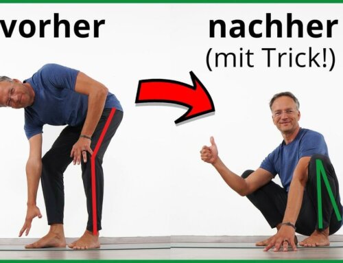 Ein Mann übt die tiefe Hocke zur Verbesserung der Hüftbeweglichkeit